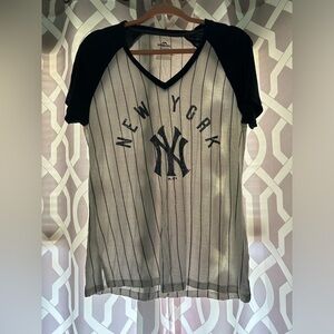 V-Neck women’s Yankees t-shirt